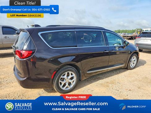 Used 2017 Chrysler Pacifica Touring-L w/ Tire & Wheel Group FWD image 4