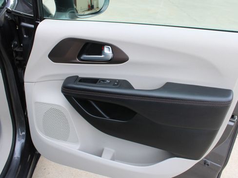 Used 2017 Chrysler Pacifica Touring-L FWD image 21