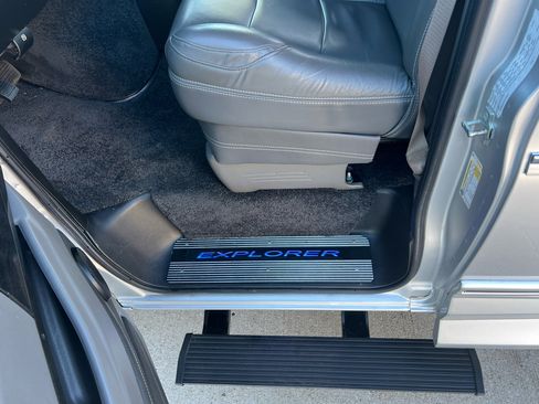 Used 2023 Chevrolet Express 2500 Extended image 24