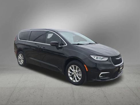 Used 2023 Chrysler Pacifica Touring-L image 8