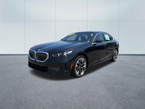 Used 2025 BMW 530i xDrive w/ Premium Package AWD/4WD image 2