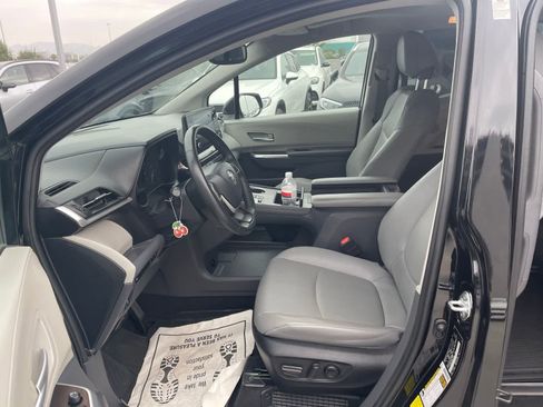 Used 2023 Toyota Sienna XLE FWD image 5