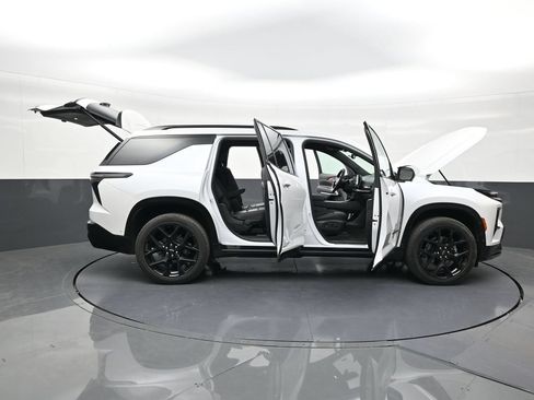Used 2024 Chevrolet Traverse RS FWD image 29