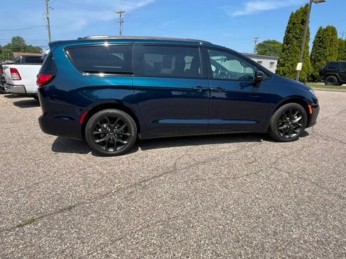 Used 2023 Chrysler Pacifica Limited w/ S Appearance Package AWD/4WD image 6