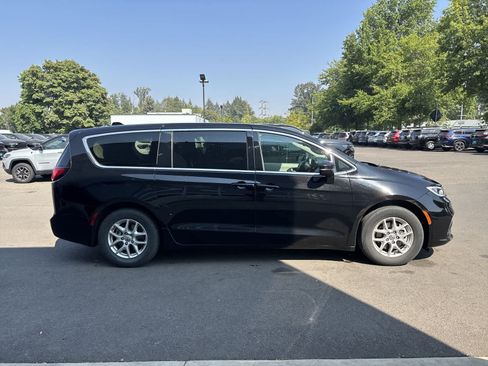 Used 2024 Chrysler Pacifica Touring-L FWD image 5