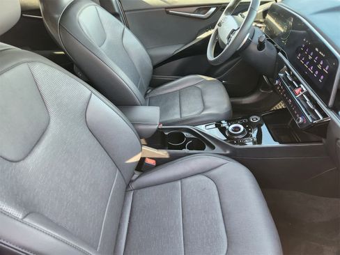 Used 2023 Kia Niro SX Touring image 14