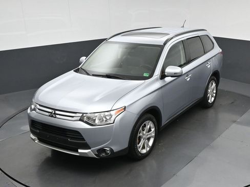 Used 2015 Mitsubishi Outlander SE image 66