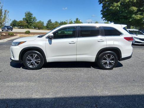 Used 2018 Toyota Highlander Plus FWD image 6