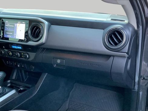 Used 2022 Toyota Tacoma SR5 AWD/4WD image 18