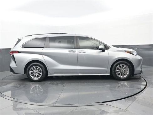 Used 2022 Toyota Sienna XLE image 2