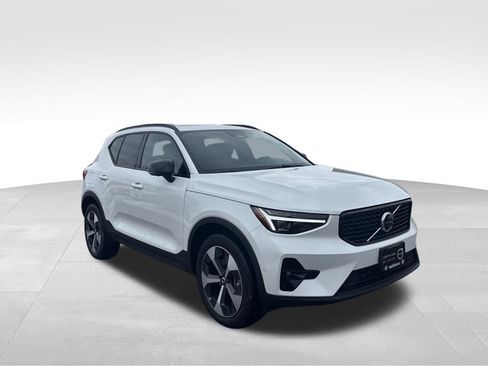 Certified 2026 Volvo XC40 B5 Plus w/ Protection Package Premier AWD/4WD image 37