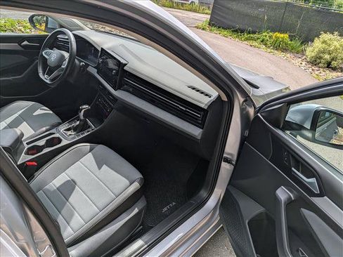 Certified 2025 Volkswagen Jetta SE w/ Sunroof Package FWD image 11