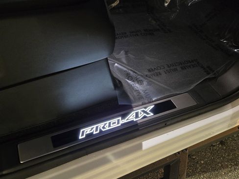 Used 2023 Nissan Frontier PRO-4X w/ Pro-4X Premium Package image 17