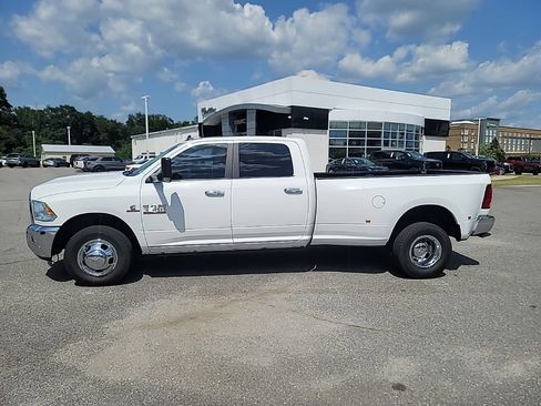 Used 2018 RAM 3500 SLT w/ Luxury Group RWD image 4