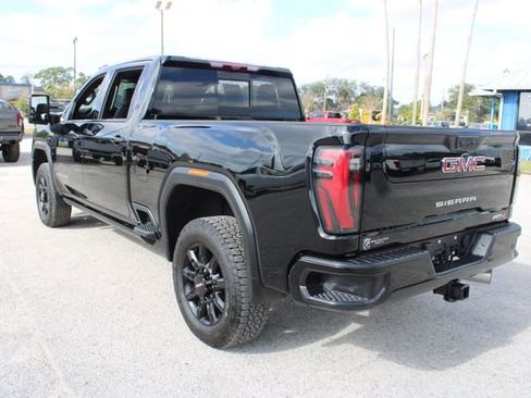 Used 2025 GMC Sierra 2500 AT4 image 8