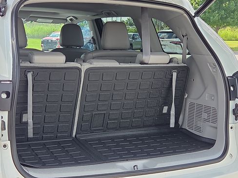 Used 2018 Toyota Highlander XLE FWD image 9