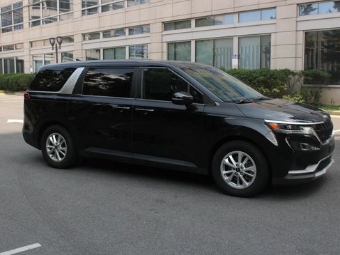 Used 2024 Kia Carnival LX FWD image 2