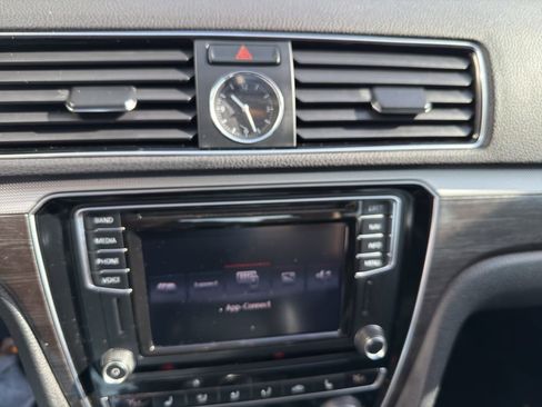 Used 2017 Volkswagen Passat 1.8T SE FWD image 30