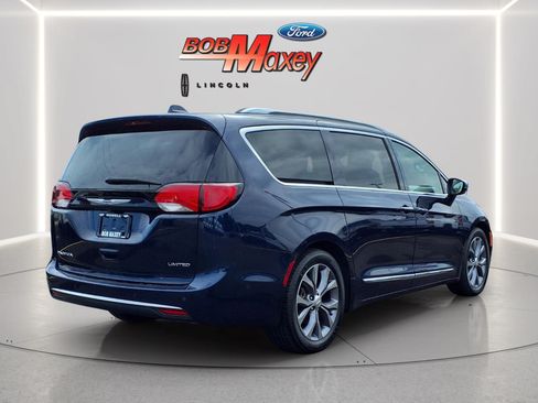 Used 2019 Chrysler Pacifica Limited w/ Tire & Wheel Group FWD image 4