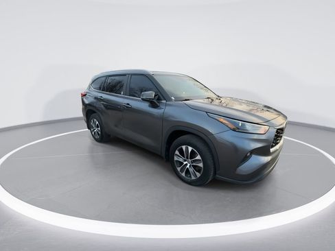 Used 2023 Toyota Highlander XLE image 2