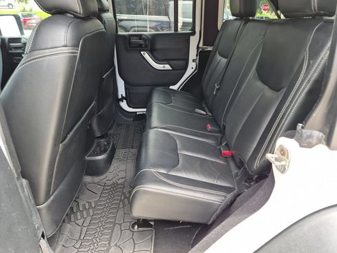 Used 2017 Jeep Wrangler Unlimited Rubicon w/ Cold Weather Group AWD/4WD image 21