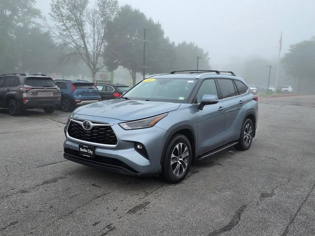 Used 2022 Toyota Highlander XLE AWD/4WD image 4