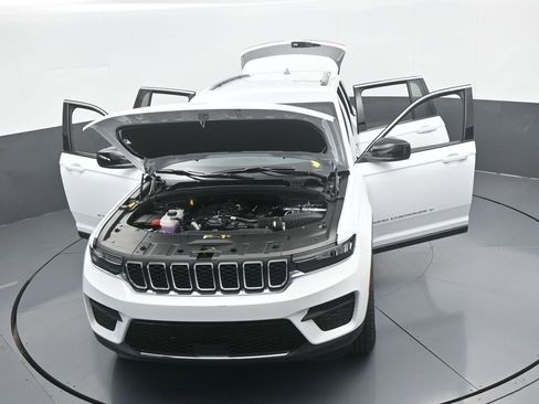 Used 2025 Jeep Grand Cherokee Laredo image 65