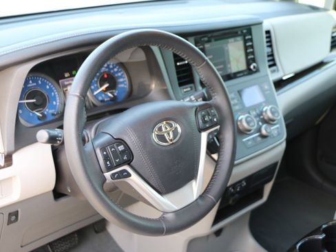 Used 2020 Toyota Sienna XLE w/ XLE Navigation Package FWD image 17