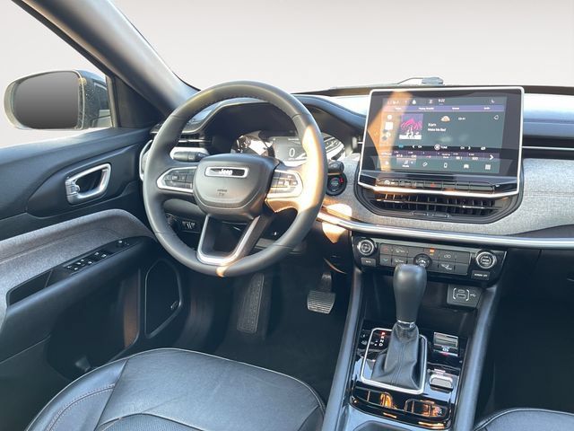 Used 2023 Jeep Compass Latitude w/ Sun and Sound Group AWD/4WD image 10