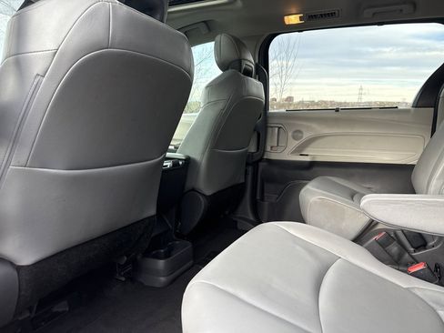 Used 2021 Toyota Sienna XLE image 21