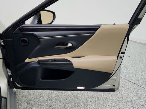 Used 2019 Lexus ES 300h w/ Accessory Package 2 FWD image 31