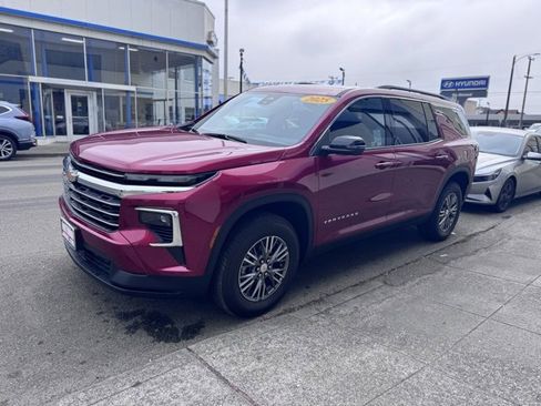 New 2025 Chevrolet Traverse LT image 1