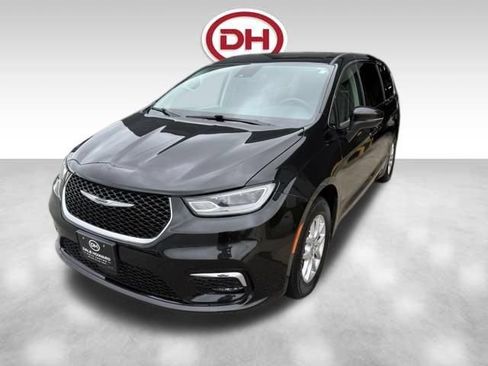 Used 2023 Chrysler Pacifica Touring-L FWD image 10