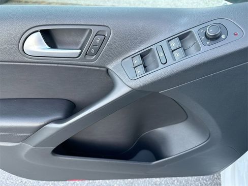 Used 2017 Volkswagen Tiguan S image 15