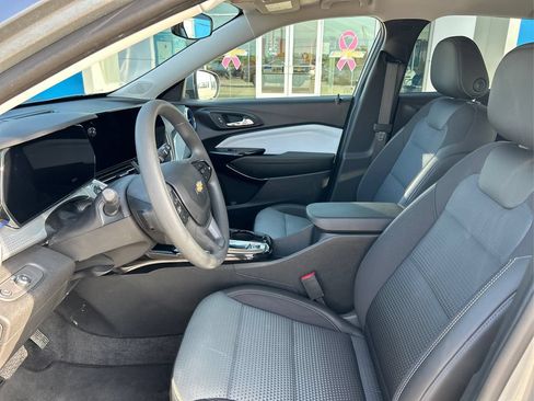 Used 2026 Chevrolet Trax LT FWD image 9