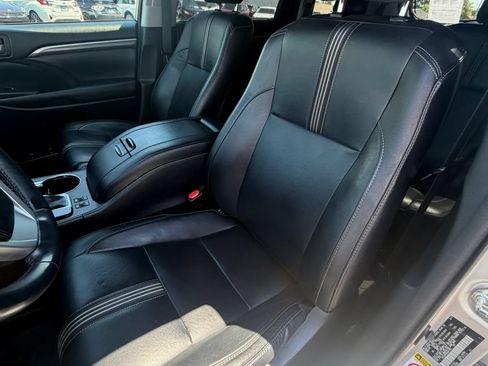 Used 2017 Toyota Highlander SE AWD/4WD image 9