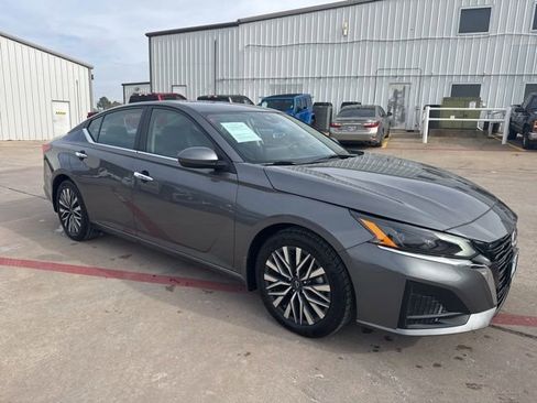 Used 2024 Nissan Altima 2.5 SV w/ SV Premium Package image 7