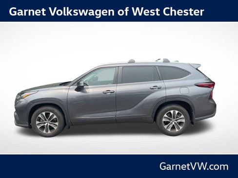 Used 2024 Toyota Highlander XLE AWD/4WD image 2