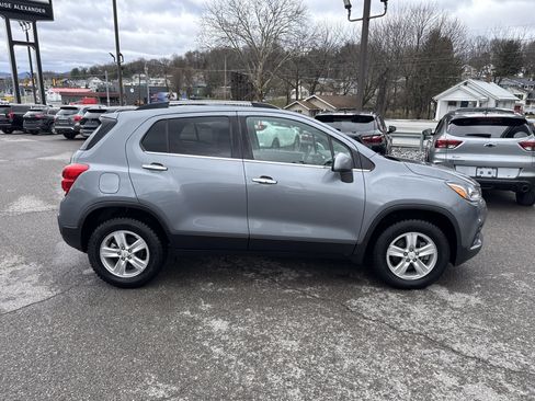Used 2019 Chevrolet Trax LT w/ LT Convenience Package image 2