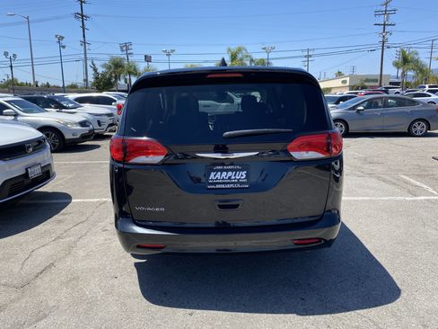 Used 2023 Chrysler Voyager LX FWD image 8