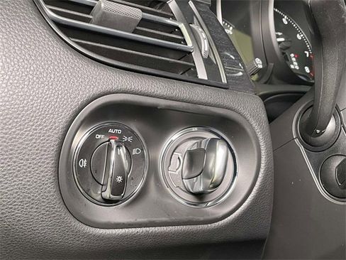 Certified 2025 Porsche Macan image 41