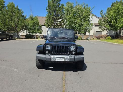 Used 2015 Jeep Wrangler Unlimited Sahara w/ Connectivity Group AWD/4WD image 8