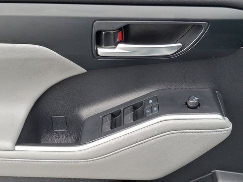 Used 2021 Toyota Highlander XLE image 14