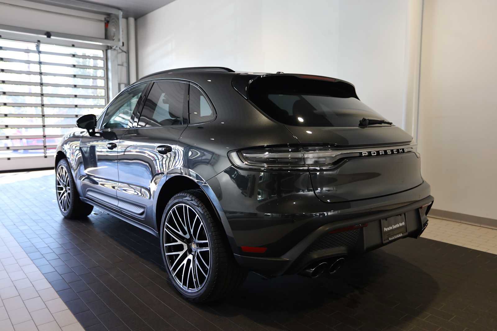 Used 2026 Porsche Macan AWD/4WD image 3