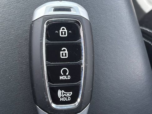 Used 2022 Hyundai Venue Limited FWD image 19