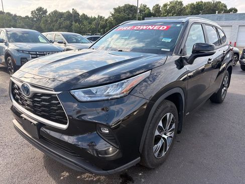 Used 2023 Toyota Highlander XLE AWD/4WD image 3