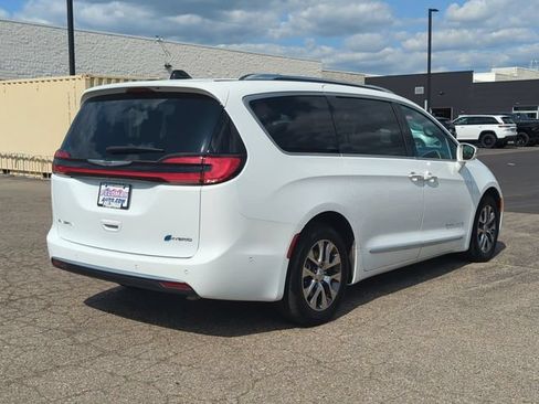Used 2024 Chrysler Pacifica Pinnacle FWD image 3