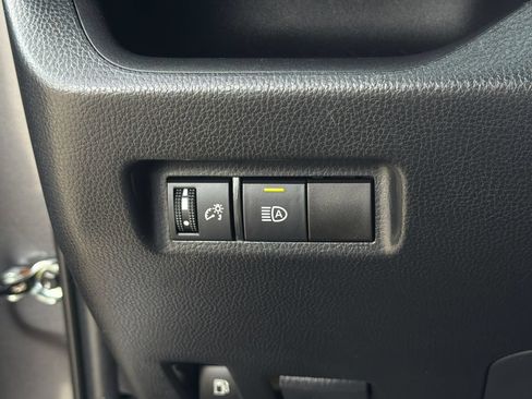 Used 2021 Toyota RAV4 LE AWD/4WD image 22