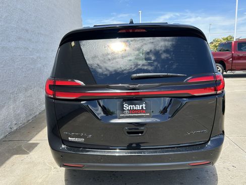 Used 2025 Chrysler Pacifica Limited FWD image 5