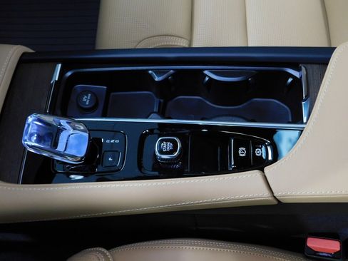 Used 2026 Volvo V90 B6 Cross Country Ultra image 37